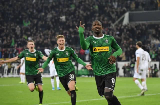 边锋一强突 边锋一强突